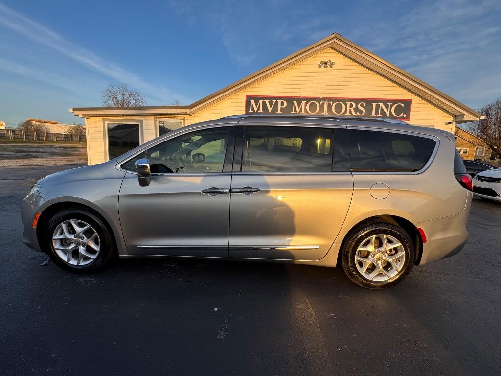 2020 Chrysler Pacifica Limited's photo