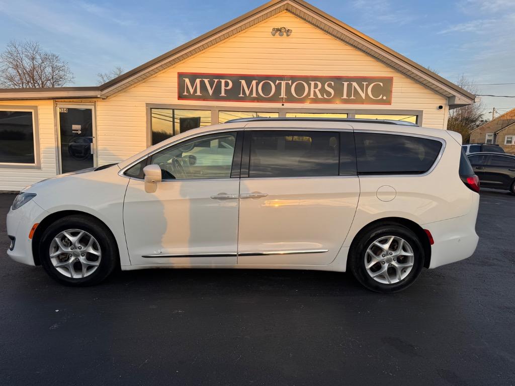 2018 Chrysler Pacifica Touring L's photo
