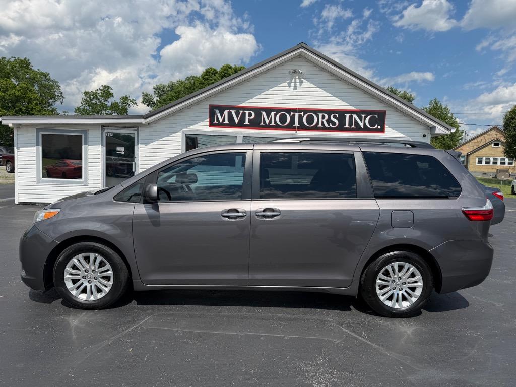 2017 Toyota Sienna XLE V6 7-Passenger Access Seat's photo