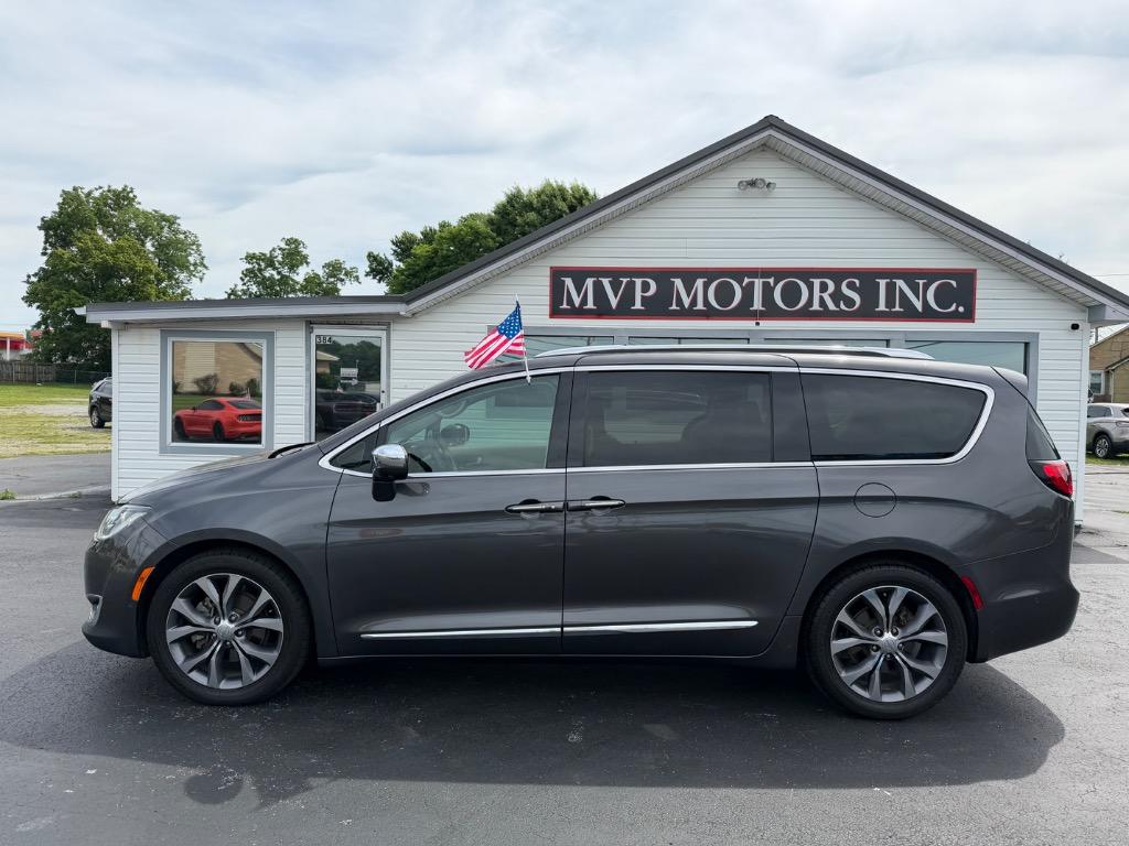 2018 Chrysler Pacifica Limited's photo